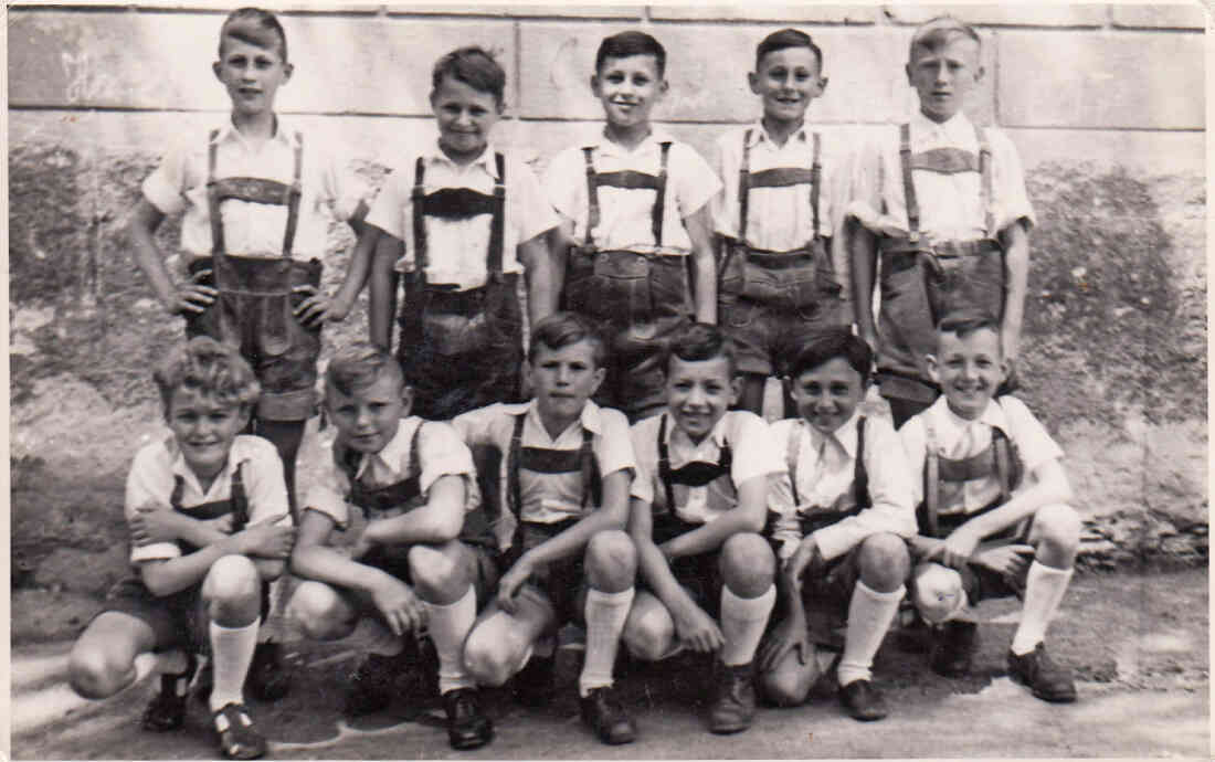 Kinder-Volkstanzgruppe in VS Oberschützen 1949, Lehrerin Maria Werderits