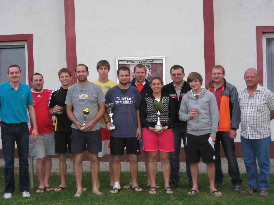 Volleyballturnier in Schmiedrait, Die Sieger mit Pokal, 2011