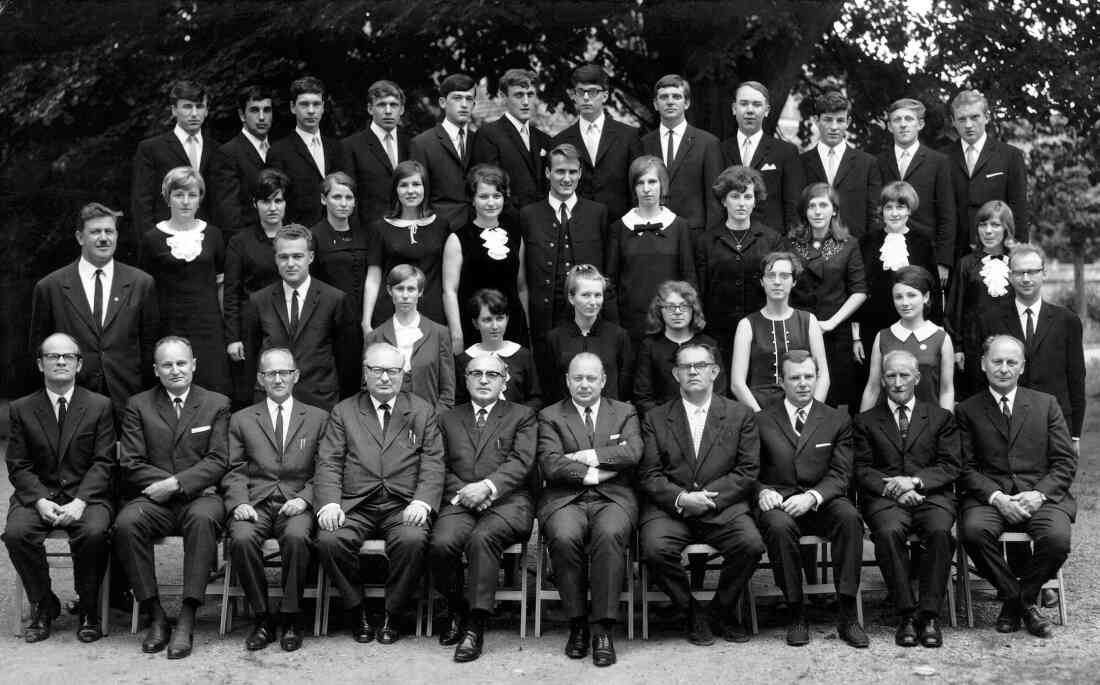 Maturajahrgang 1968 vom Musisch-pädagoischen Realgymnasium in Oberschützen, Direktor Karl Auer