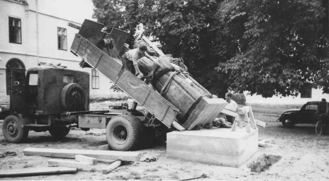 Oktober 1958 - Aufstellen des Wimmerdenkmals