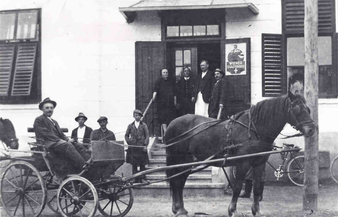 Vor dem Gemeindegasthaus - Gastwirt Adolf Hutter