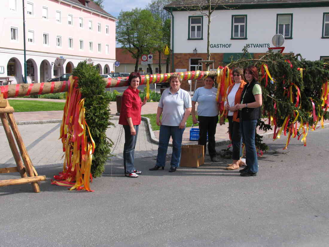 Schmücken des Maibaums durch Oberschützer Feuerwehrfrauen