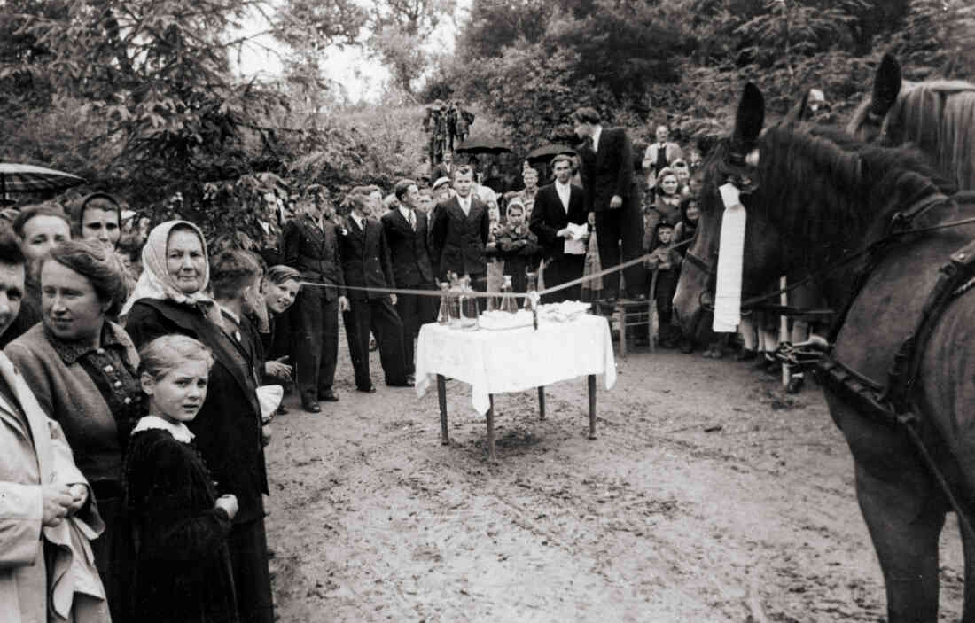 Vorziehen - Hochzeit Leitner Hilda (Wolfger) - 1952 (Untertrum - Augasse)