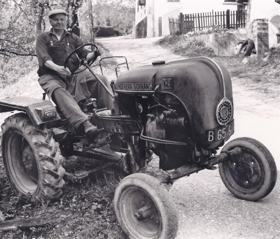 Herr Johann Wolfger mit Hofherr-Schrantz Traktor