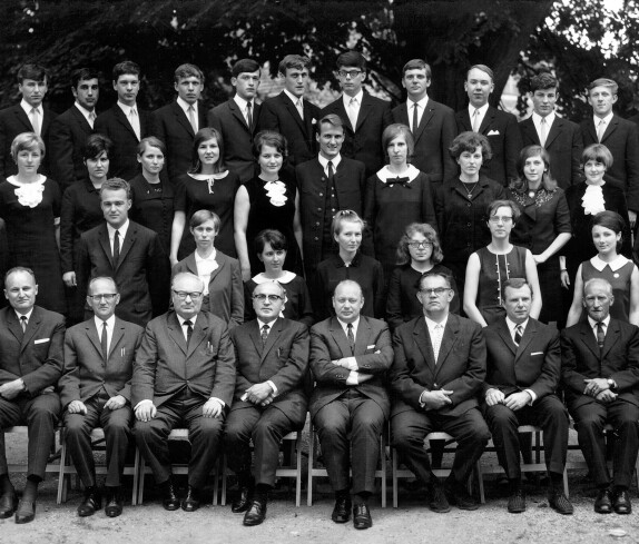 Maturajahrgang 1968 vom Musisch-pädagoischen Realgymnasium in Oberschützen, Direktor Karl Auer