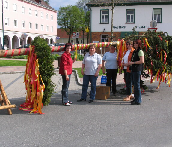 Schmücken des Maibaums durch Oberschützer Feuerwehrfrauen