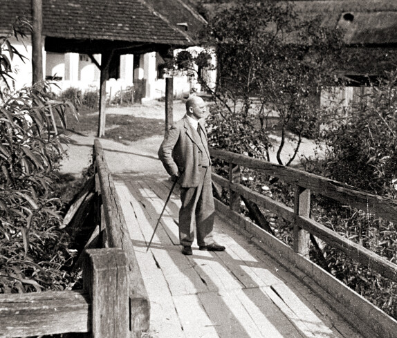 Gymnasiumbrücke mit Direktor Bulfon