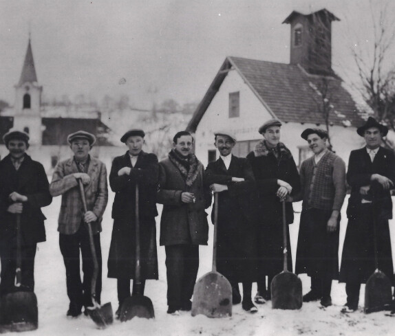 Beim Schneeschaufeln